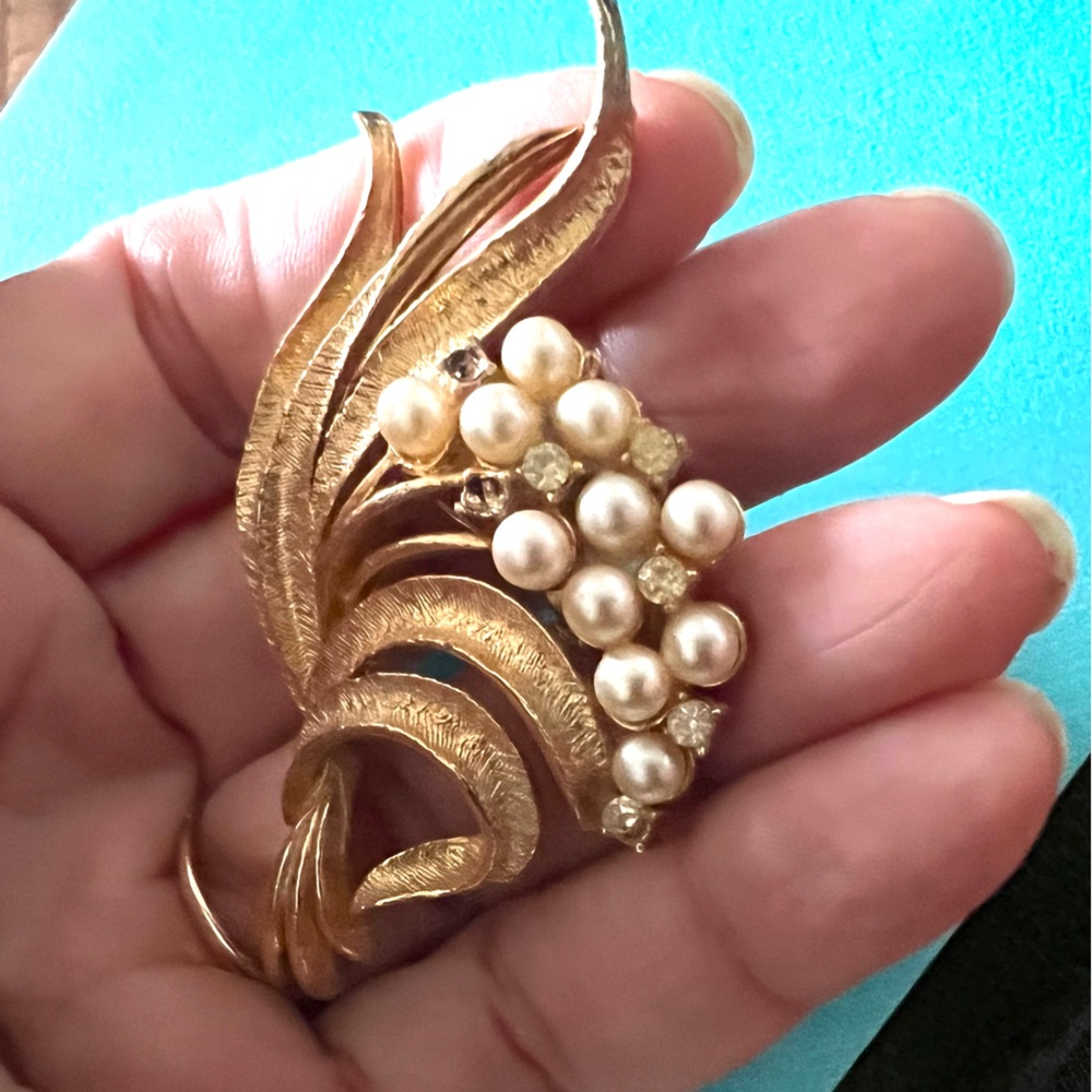 Vintage Gold Pearl Cluster Brooch with Leaf Design - Picture 2 of 5